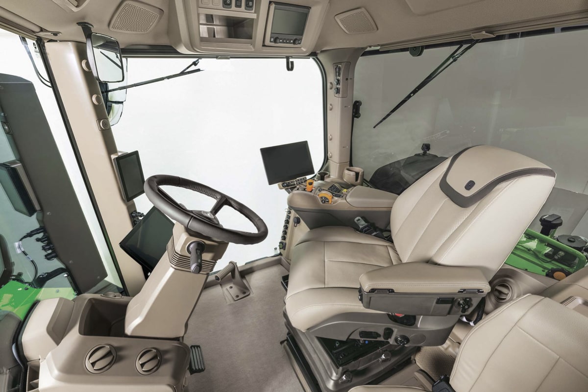 La nuova cabina CommandView™ 4 Plus, oltre che un ampio ventaglio di strumenti di agricoltura di precisione, garantisce comfort e visibilità senza precedenti 